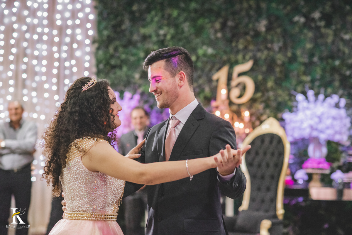 aniversario de 15 anos debutante isadora em coronel vivida parana centro de eventos dalpizzol decoração com sessao de fotos externas katy tesser fotografa