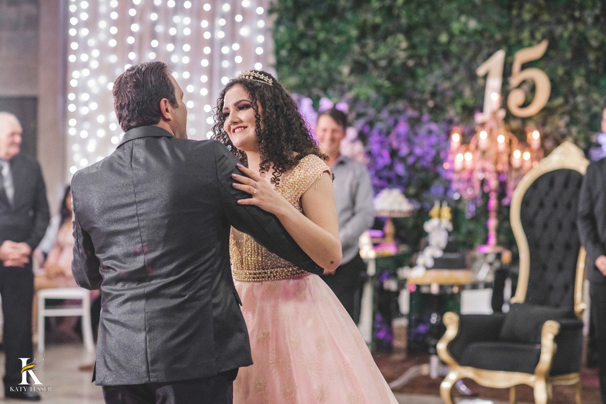aniversario de 15 anos debutante isadora em coronel vivida parana centro de eventos dalpizzol decoração com sessao de fotos externas katy tesser fotografa