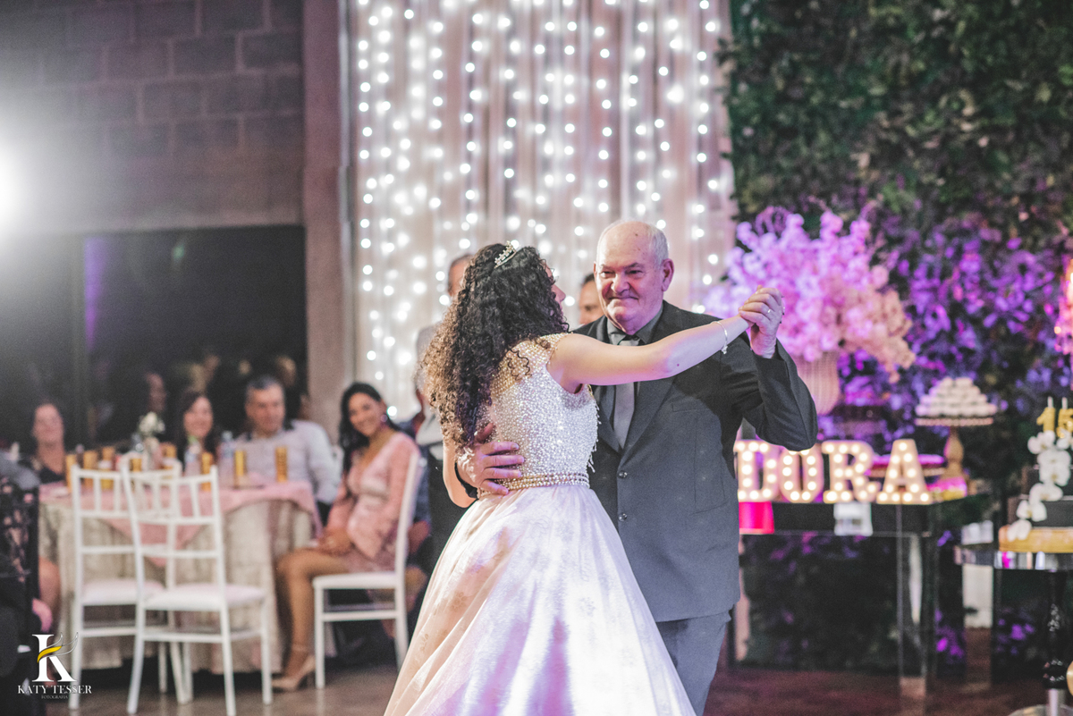 aniversario de 15 anos debutante isadora em coronel vivida parana centro de eventos dalpizzol decoração com sessao de fotos externas katy tesser fotografa