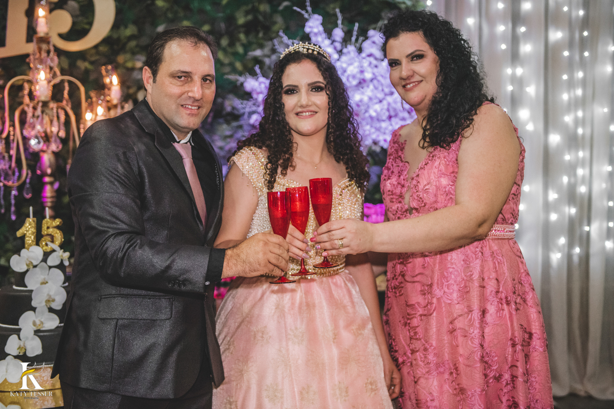 aniversario de 15 anos debutante isadora em coronel vivida parana centro de eventos dalpizzol decoração com sessao de fotos externas katy tesser fotografa