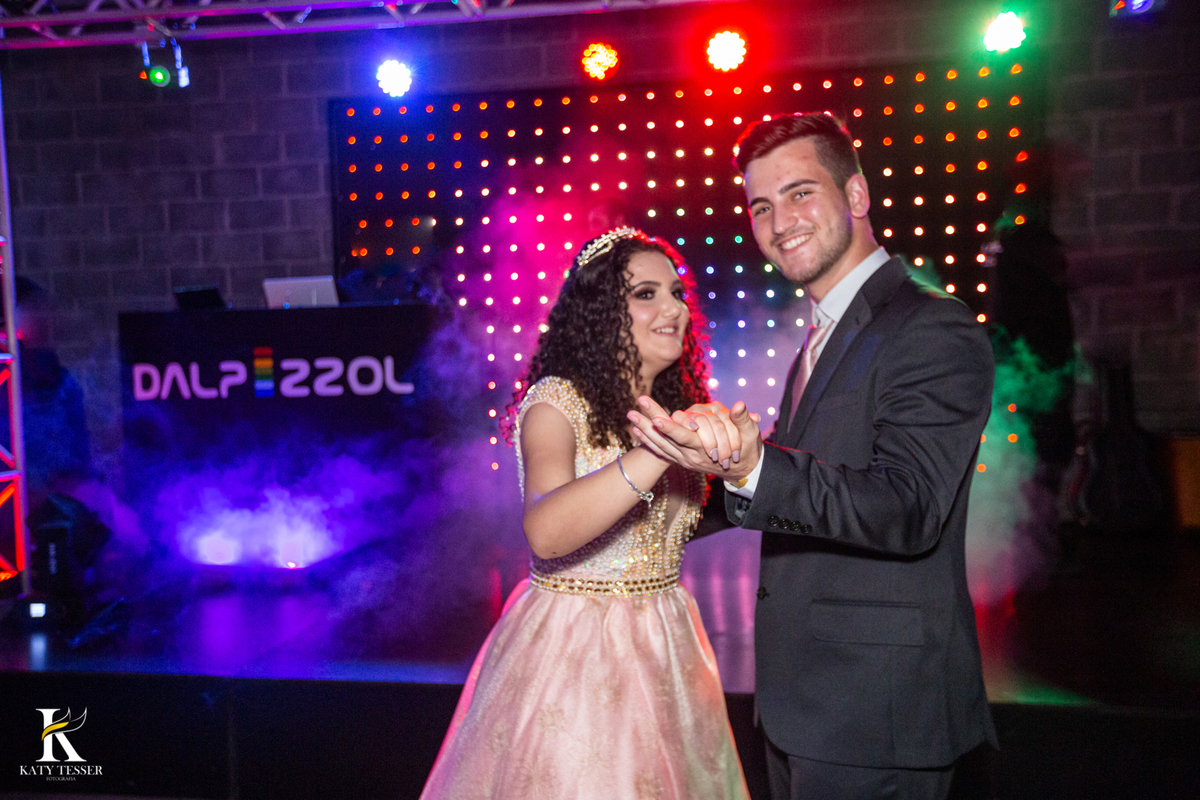 aniversario de 15 anos debutante isadora em coronel vivida parana centro de eventos dalpizzol decoração com sessao de fotos externas katy tesser fotografa