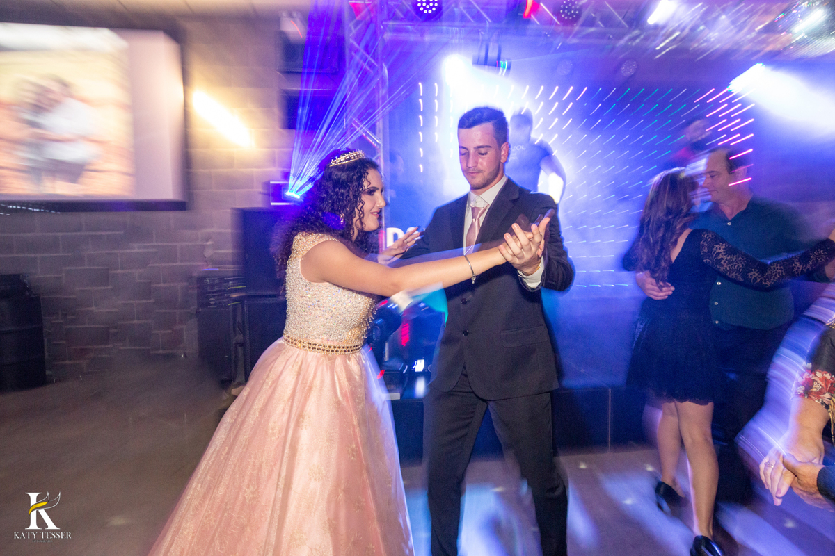 aniversario de 15 anos debutante isadora em coronel vivida parana centro de eventos dalpizzol decoração com sessao de fotos externas katy tesser fotografa