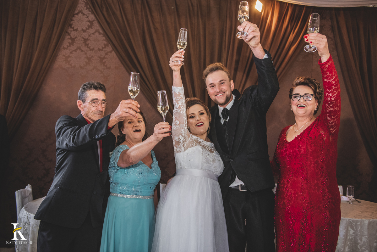 casamento de fernando e taiani em chopinzinho parana francisco beltrao pato branco de dia katy tesser fotografo melhor sessao de fotos do casal brinde