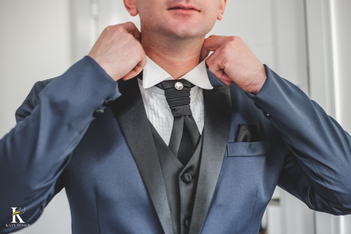 Casamento de liniquer e vanessa aconteceu em perola do Oeste parana cerimônia religiosa tradicional e festa no ctg com banda conjunto gaúcho e noivo com traje tipico making of do noivo traje azul