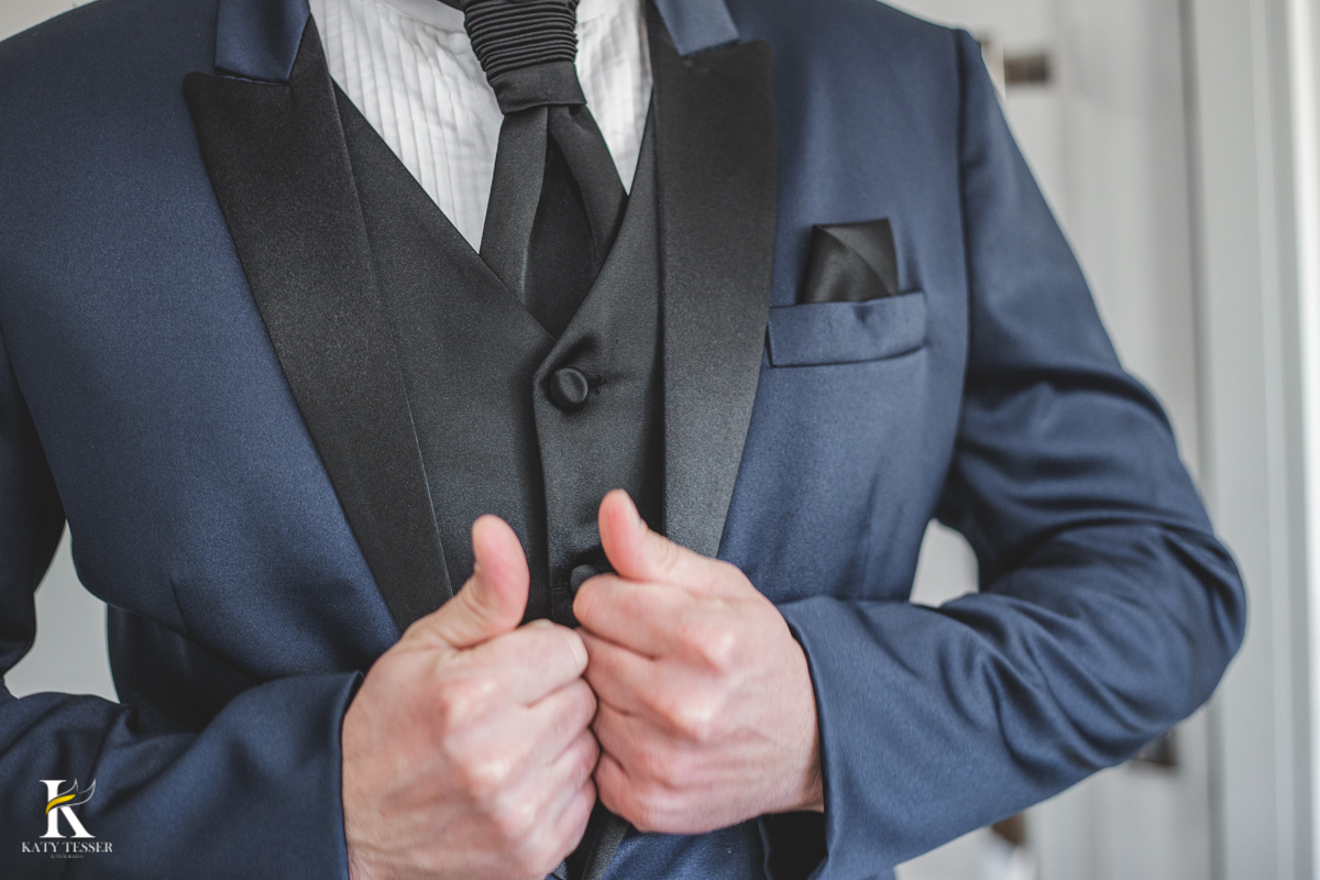 Casamento de liniquer e vanessa aconteceu em perola do Oeste parana cerimônia religiosa tradicional e festa no ctg com banda conjunto gaúcho e noivo com traje tipico making of do noivo traje azul
