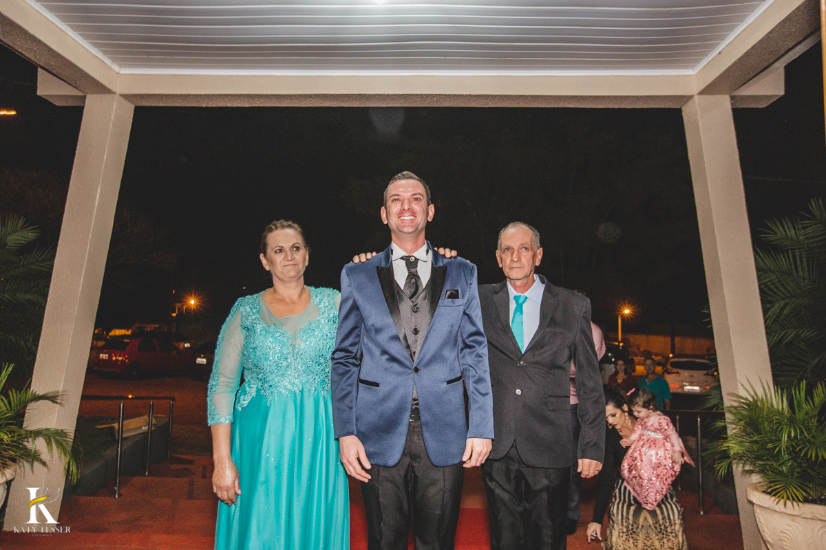 Casamento de liniquer e vanessa aconteceu em perola do Oeste parana cerimônia religiosa tradicional e festa no ctg com banda conjunto gaúcho e noivo com traje tipico entrada do noivo
