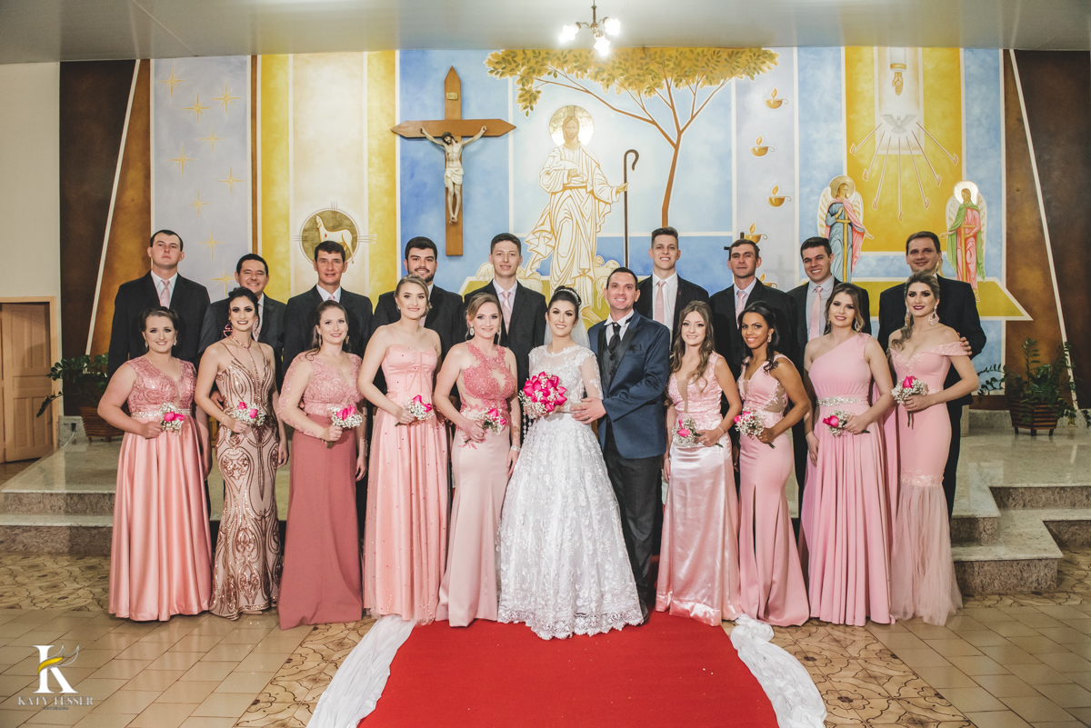 Casamento de liniquer e vanessa aconteceu em perola do Oeste parana cerimônia religiosa tradicional e festa no ctg com banda conjunto gaúcho e noivo com traje tipico fotos com os padrinhos