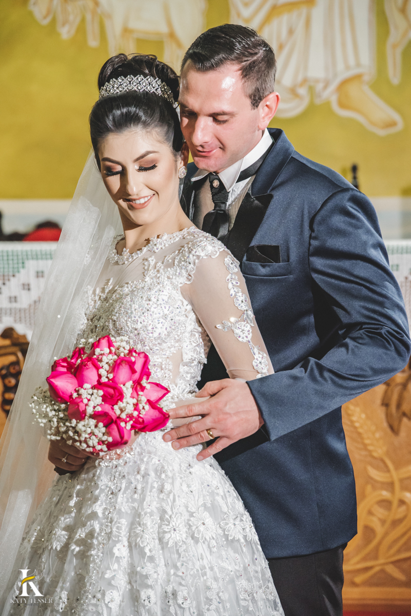 Casamento de liniquer e vanessa aconteceu em perola do Oeste parana cerimônia religiosa tradicional e festa no ctg com banda conjunto gaúcho e noivo com traje tipico sessao de fotos dos noivos
