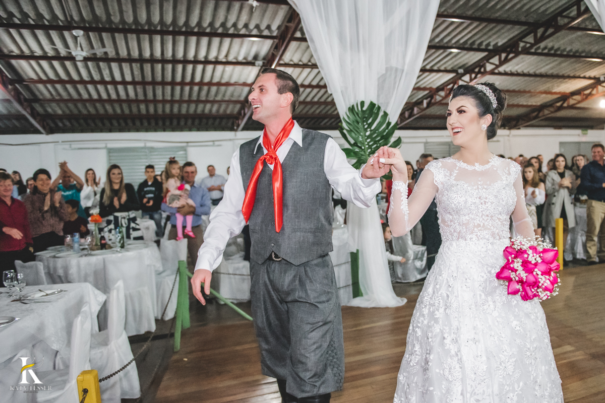 Casamento de liniquer e vanessa aconteceu em perola do Oeste parana cerimônia religiosa tradicional e festa no ctg com banda conjunto gaúcho e noivo com traje tipico entrada dos noivos