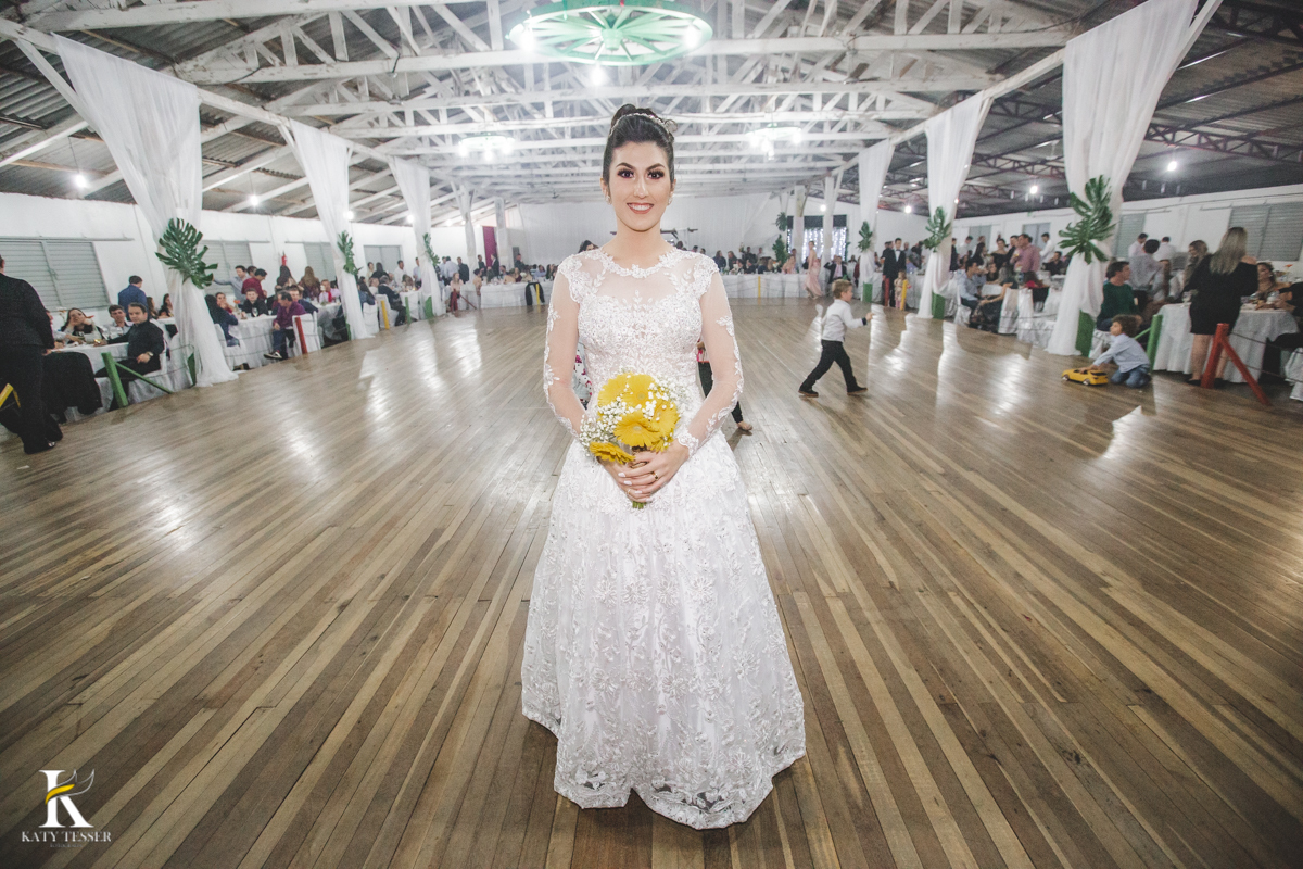 Casamento de liniquer e vanessa aconteceu em perola do Oeste parana cerimônia religiosa tradicional e festa no ctg com banda conjunto gaúcho e noivo com traje tipico noiva jogando o buque