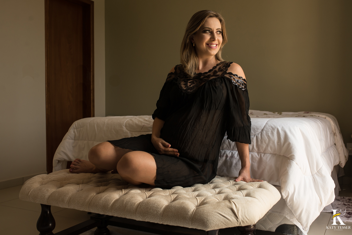 book da gestante juliana em pé próximo a janela foto katy tesser fotografa paraná