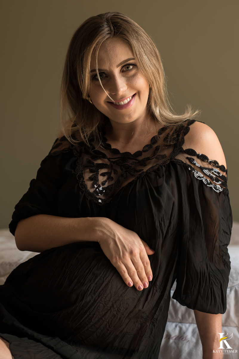 book da gestante juliana em pé próximo a janela foto katy tesser fotografa paraná