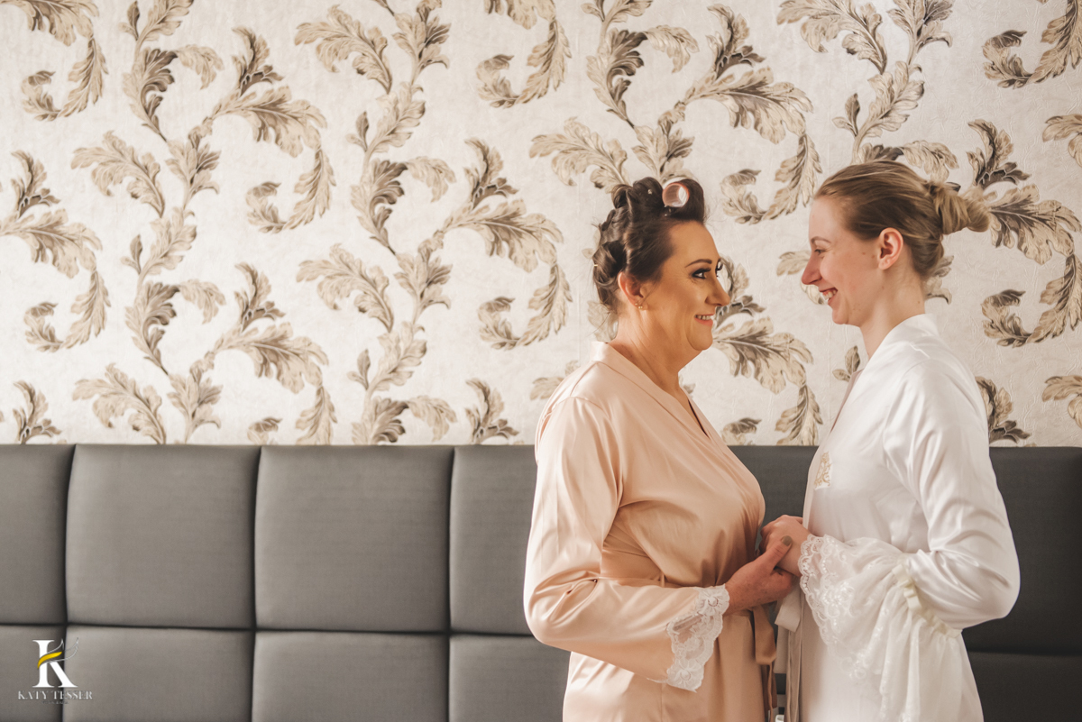 Casamento camila e Jacson laranjeiras do sul parana cerimonia tradicional Katy tesser melhor fotografo making of da noiva com a mae