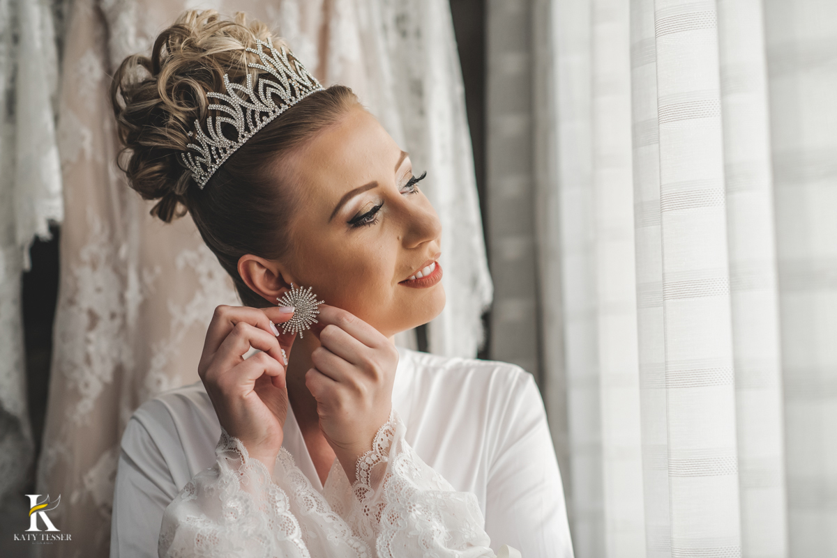 Casamento camila e Jacson laranjeiras do sul parana cerimonia tradicional Katy tesser melhor fotografo making of da noiva acessorios brinco e cora