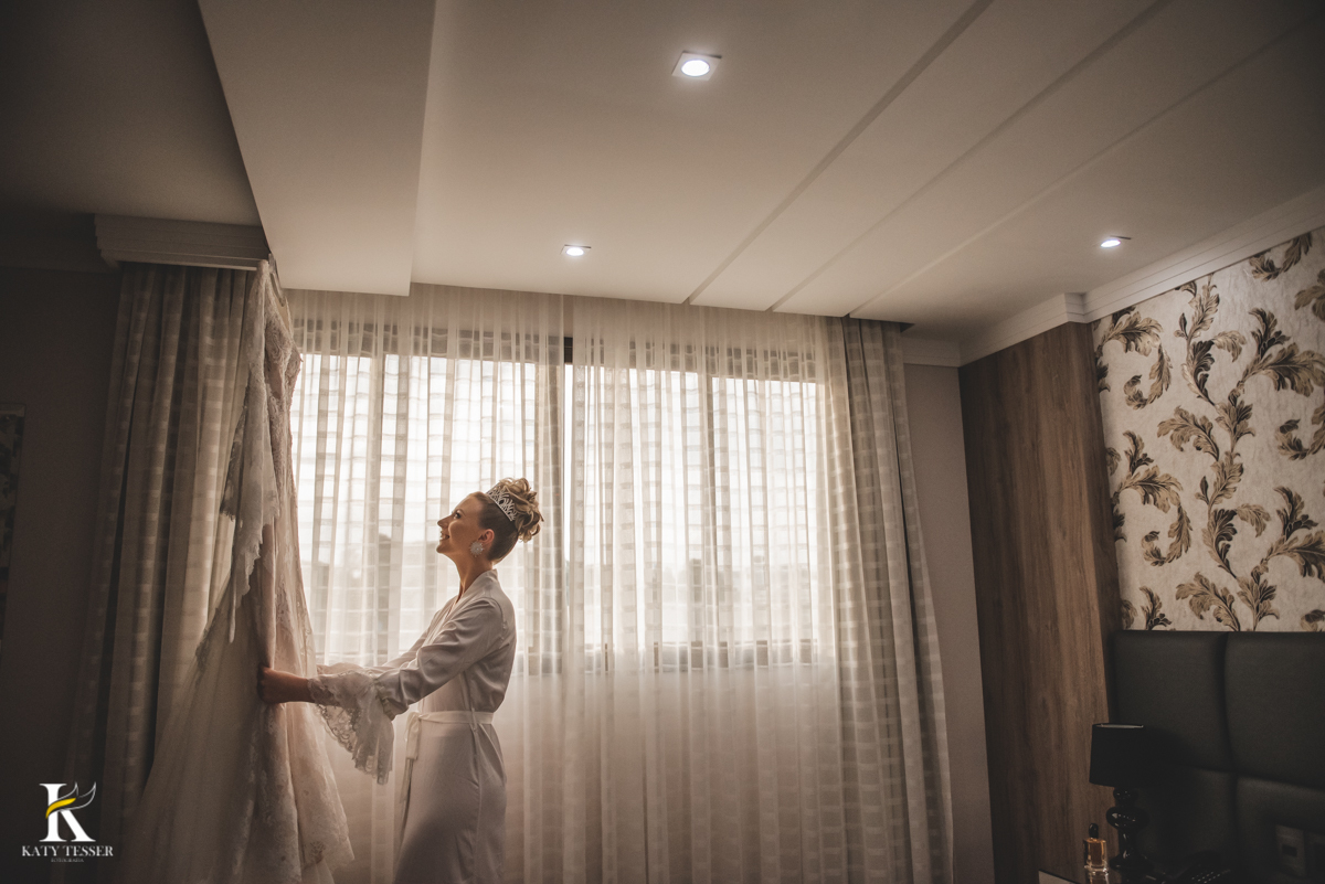 Casamento camila e Jacson laranjeiras do sul parana cerimonia tradicional Katy tesser melhor fotografo making of da noiva com o vestido