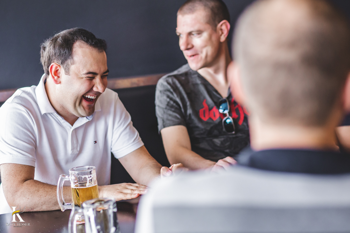 Casamento camila e Jacson laranjeiras do sul parana cerimonia tradicional Katy tesser melhor fotografo noivo com os padrinhos choperia