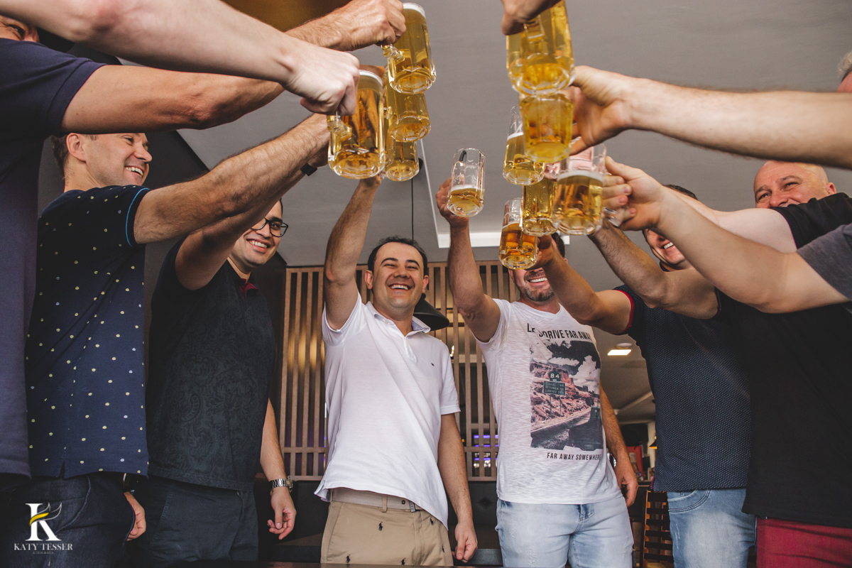 Casamento camila e Jacson laranjeiras do sul parana cerimonia tradicional Katy tesser melhor fotografo brinde do noivo com os padrinhos