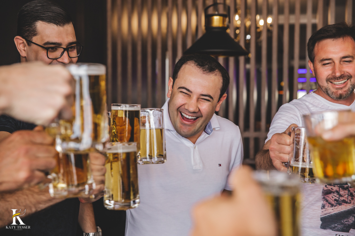 Casamento camila e Jacson laranjeiras do sul parana cerimonia tradicional Katy tesser melhor fotografo brinde do noivo com os padrinhos choperia
