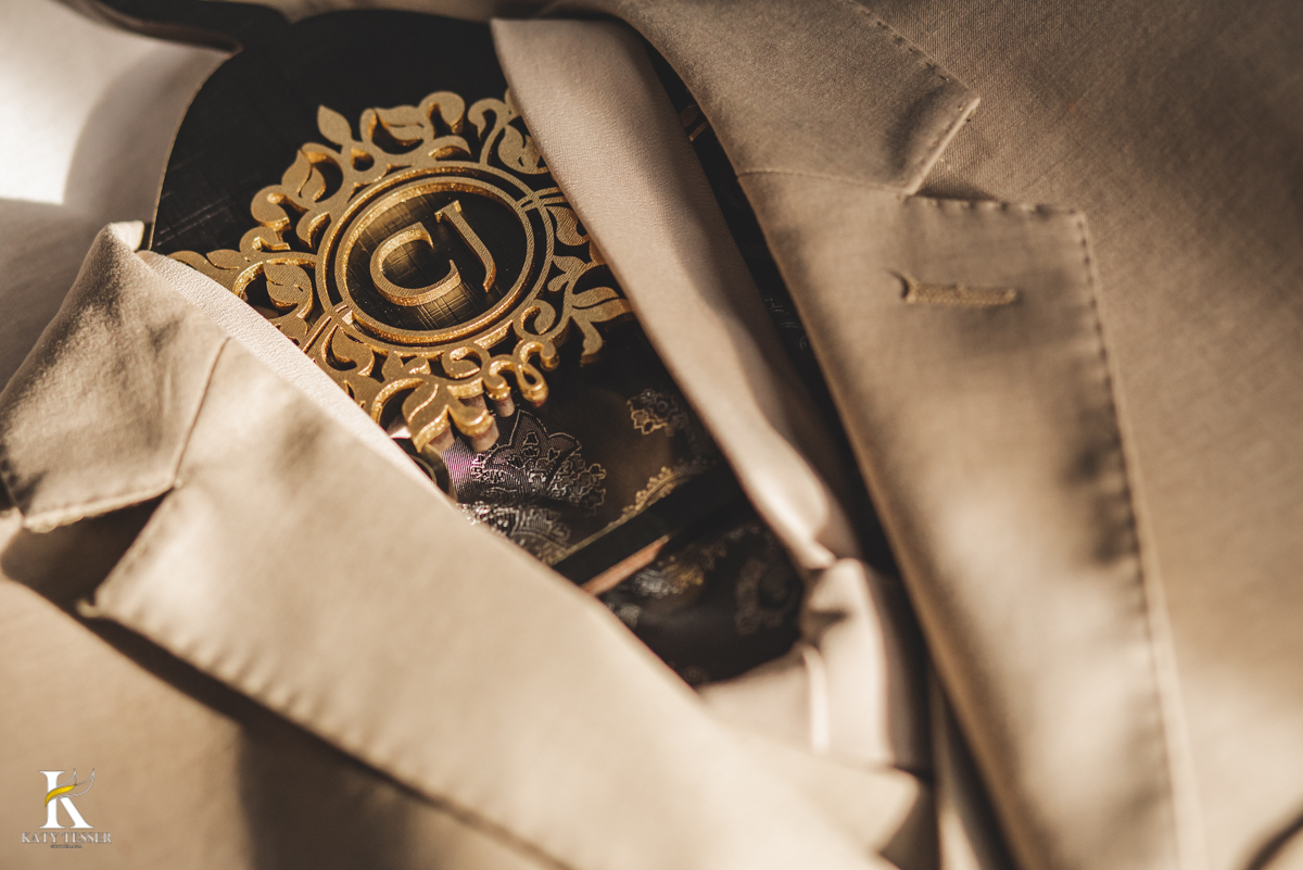 Casamento camila e Jacson laranjeiras do sul parana cerimonia tradicional Katy tesser melhor fotografo making of do noivo no hotel com os pais vestindo o traje