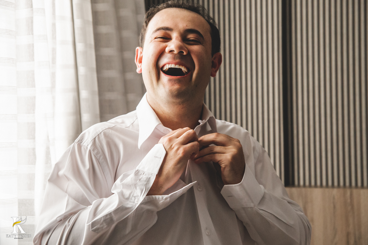 Casamento camila e Jacson laranjeiras do sul parana cerimonia tradicional Katy tesser melhor fotografo making of do noivo no hotel com os pais vestindo o traje