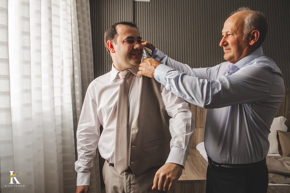 Casamento camila e Jacson laranjeiras do sul parana cerimonia tradicional Katy tesser melhor fotografo making of do noivo no hotel com os pais vestindo o traje