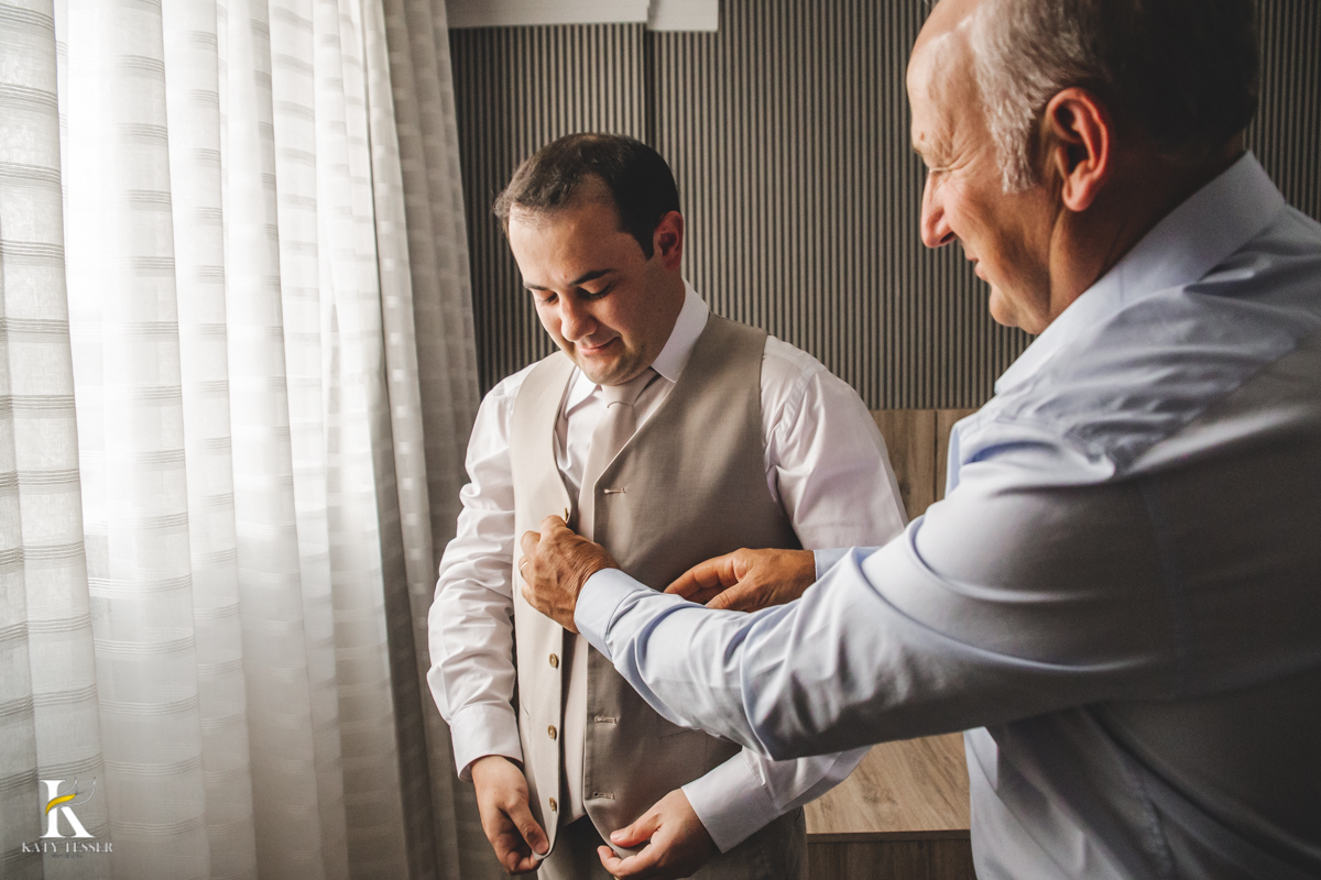 Casamento camila e Jacson laranjeiras do sul parana cerimonia tradicional Katy tesser melhor fotografo making of do noivo no hotel com os pais vestindo o traje