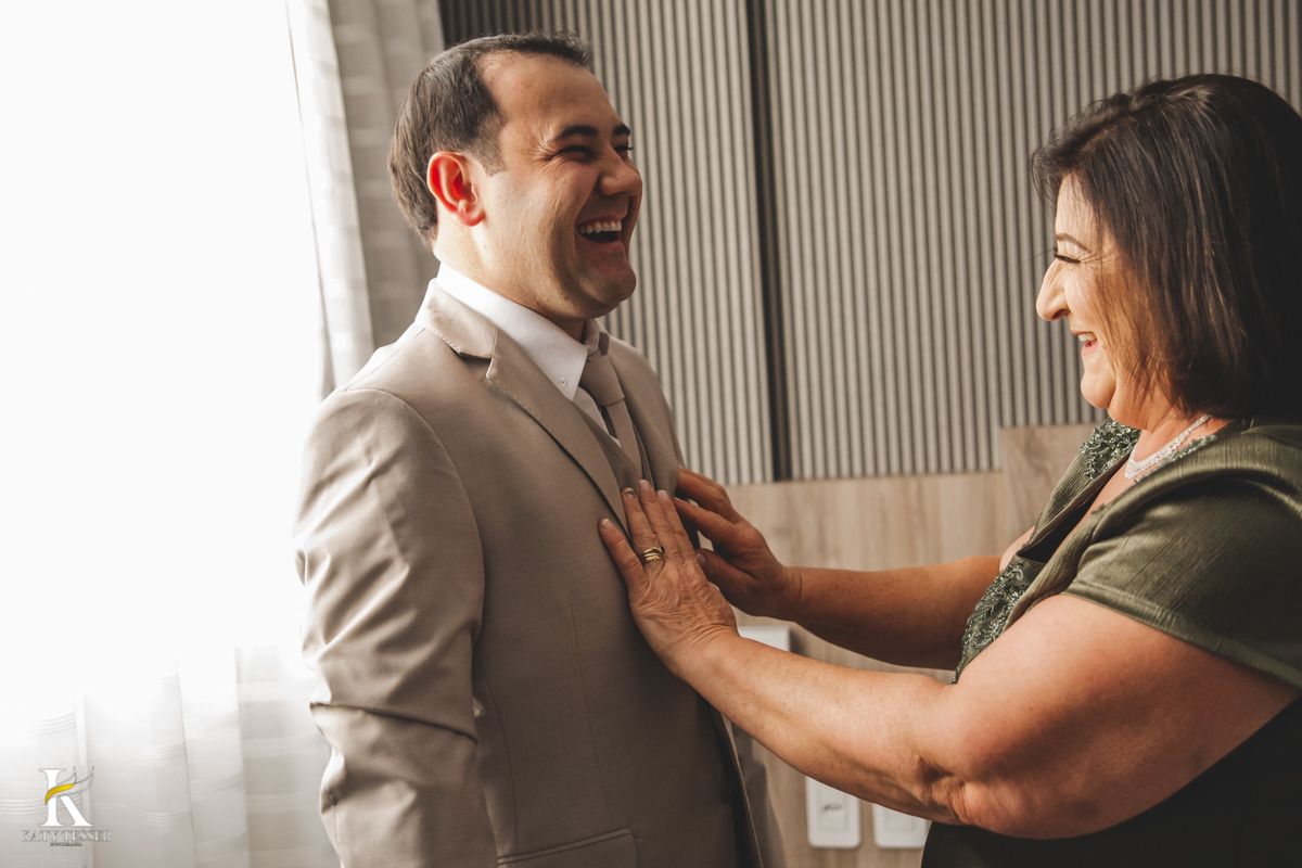 Casamento camila e Jacson laranjeiras do sul parana cerimonia tradicional Katy tesser melhor fotografo making of do noivo no hotel com os pais vestindo o traje