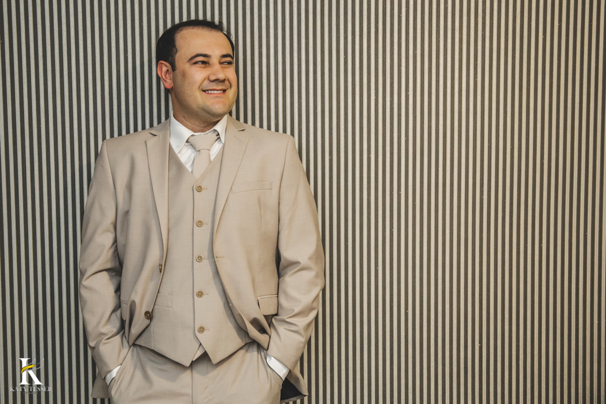 Casamento camila e Jacson laranjeiras do sul parana cerimonia tradicional Katy tesser melhor fotografo making of do noivo no hotel com os pais vestindo o traje sessão de fotos