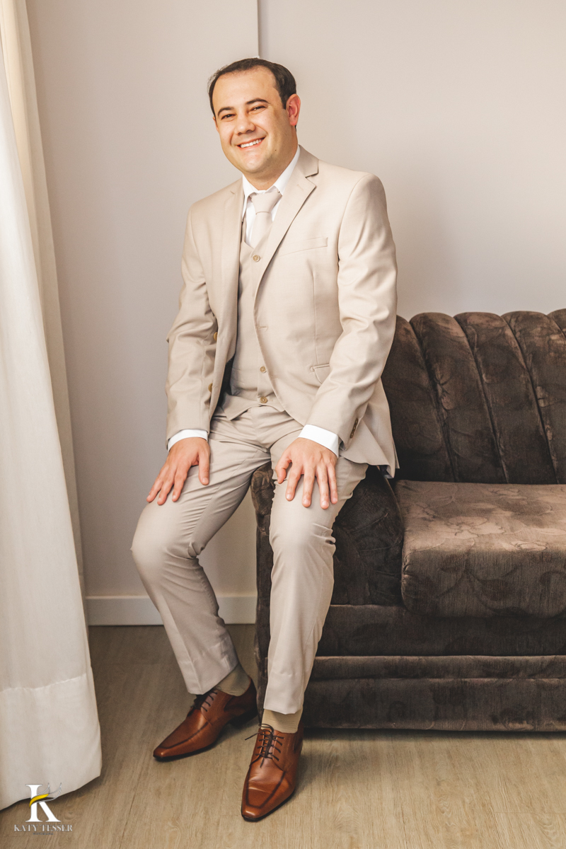 Casamento camila e Jacson laranjeiras do sul parana cerimonia tradicional Katy tesser melhor fotografo making of do noivo no hotel com os pais vestindo o traje sessão de fotos