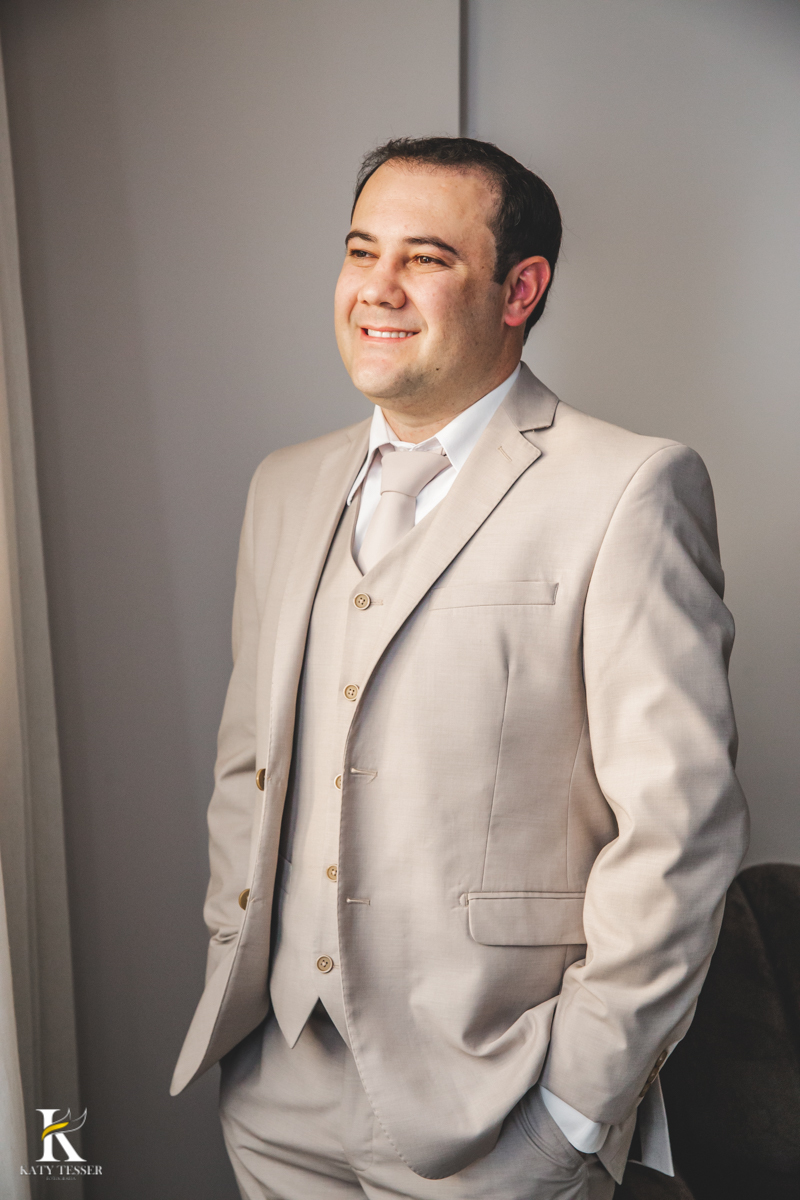 Casamento camila e Jacson laranjeiras do sul parana cerimonia tradicional Katy tesser melhor fotografo making of do noivo no hotel com os pais vestindo o traje sessão de fotos