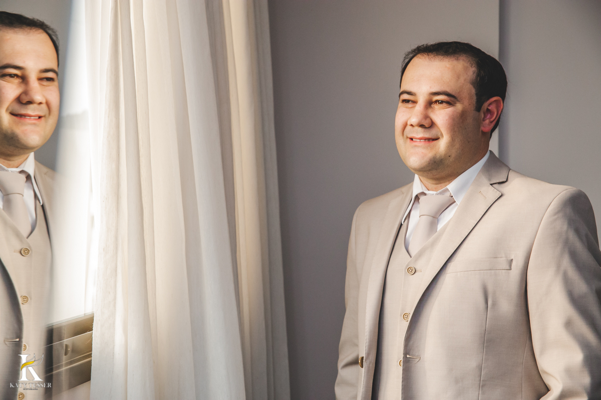 Casamento camila e Jacson laranjeiras do sul parana cerimonia tradicional Katy tesser melhor fotografo making of do noivo no hotel com os pais vestindo o traje sessão de fotos