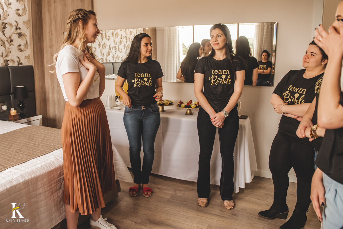 Casamento camila e Jacson laranjeiras do sul parana cerimonia tradicional Katy tesser melhor fotografo making of da noiva com as madrinhas brinde