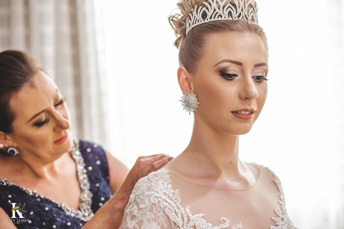 Casamento camila e Jacson laranjeiras do sul parana cerimonia tradicional Katy tesser melhor fotografo making of da noiva vestido com a mãe acessorios joias brinco e coroa