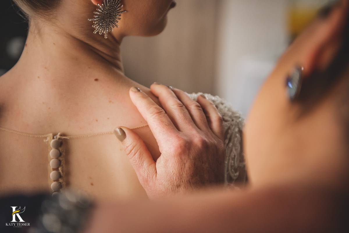 Casamento camila e Jacson laranjeiras do sul parana cerimonia tradicional Katy tesser melhor fotografo making of com a mae