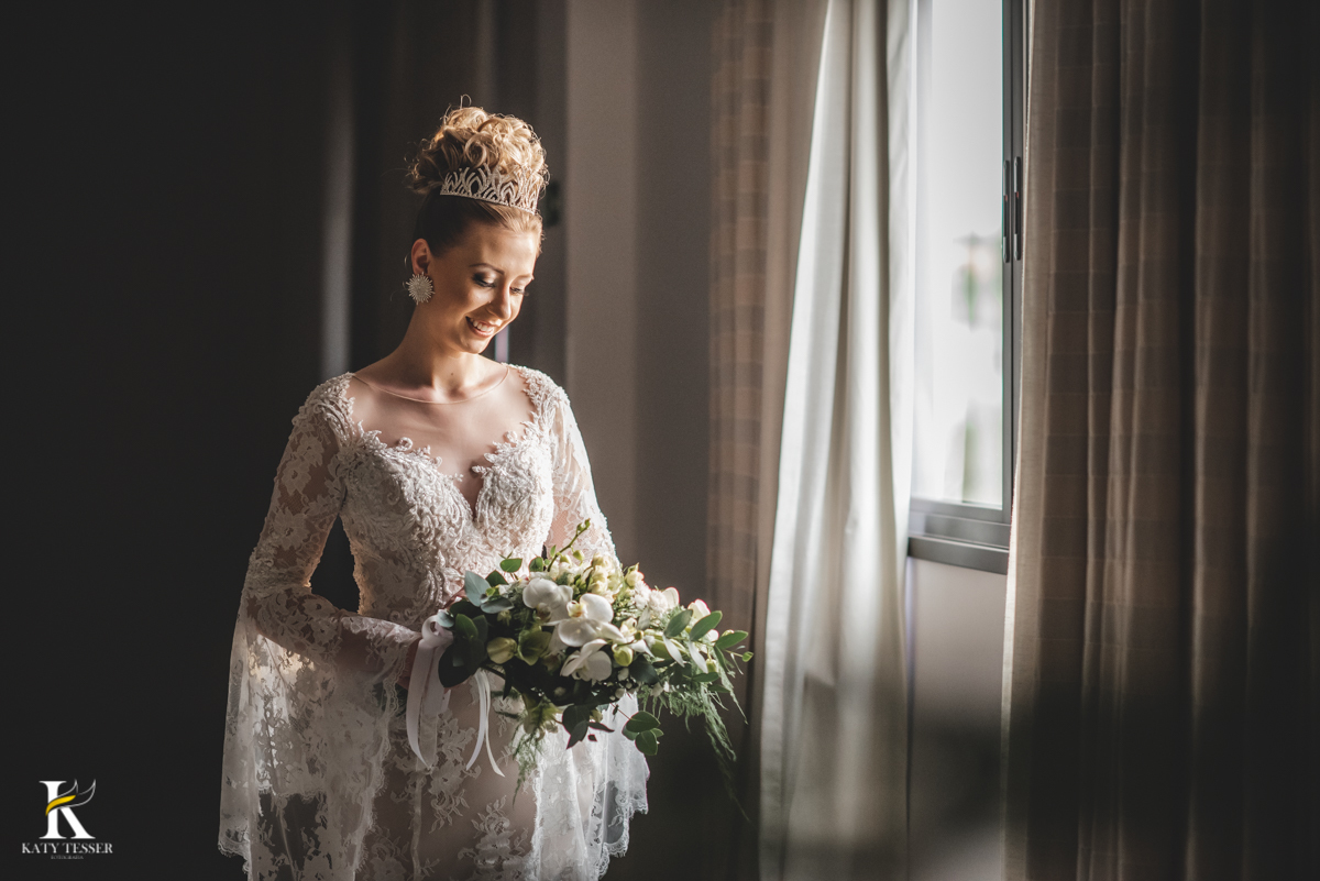 Casamento camila e Jacson laranjeiras do sul parana cerimonia tradicional Katy tesser melhor fotografo sessão de fotos da noiva sozinha com vestido buque coroa e joias