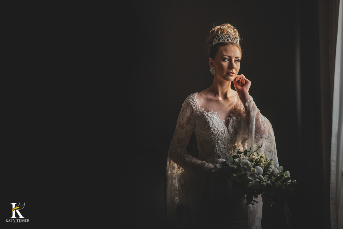 Casamento camila e Jacson laranjeiras do sul parana cerimonia tradicional Katy tesser melhor fotografo sessão de fotos da noiva sozinha com vestido buque coroa e joias