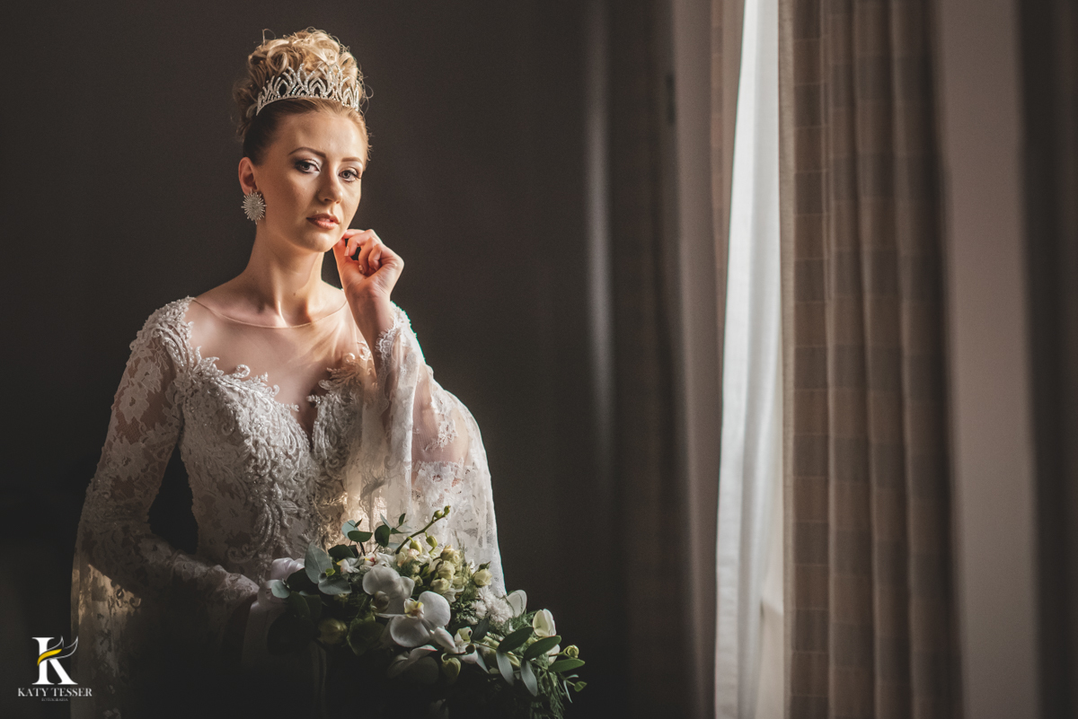 Casamento camila e Jacson laranjeiras do sul parana cerimonia tradicional Katy tesser melhor fotografo sessão de fotos da noiva sozinha com vestido buque coroa e joias