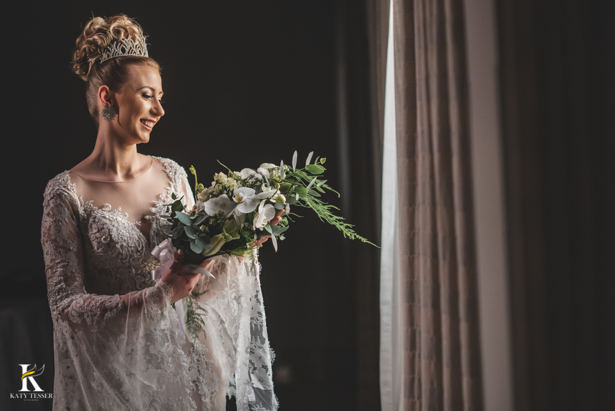 Casamento camila e Jacson laranjeiras do sul parana cerimonia tradicional Katy tesser melhor fotografo sessão de fotos da noiva sozinha com vestido buque coroa e joias