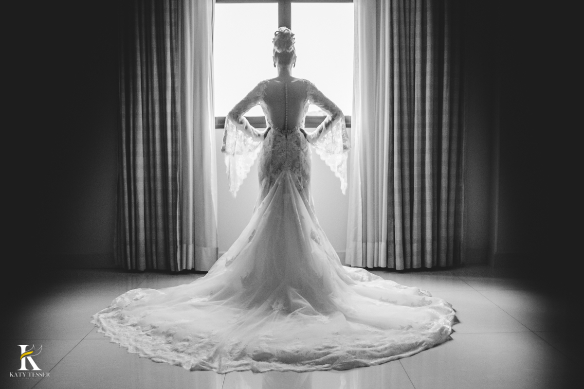 Casamento camila e Jacson laranjeiras do sul parana cerimonia tradicional Katy tesser melhor fotografo sessão de fotos da noiva sozinha com vestido buque coroa e joias