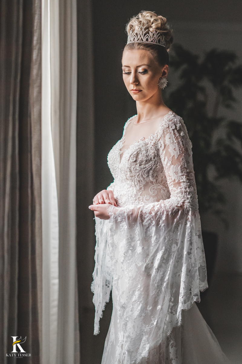 Casamento camila e Jacson laranjeiras do sul parana cerimonia tradicional Katy tesser melhor fotografo sessão de fotos da noiva sozinha com vestido buque coroa e joias