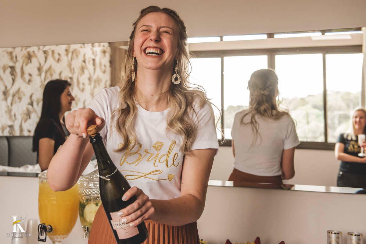 Casamento camila e Jacson laranjeiras do sul parana cerimonia tradicional Katy tesser melhor fotografo making of da noiva com as madrinhas brinde