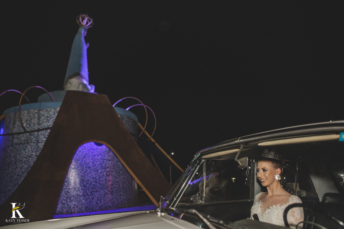 Casamento camila e Jacson laranjeiras do sul parana cerimonia tradicional Katy tesser melhor fotografo noiva no carro antigo