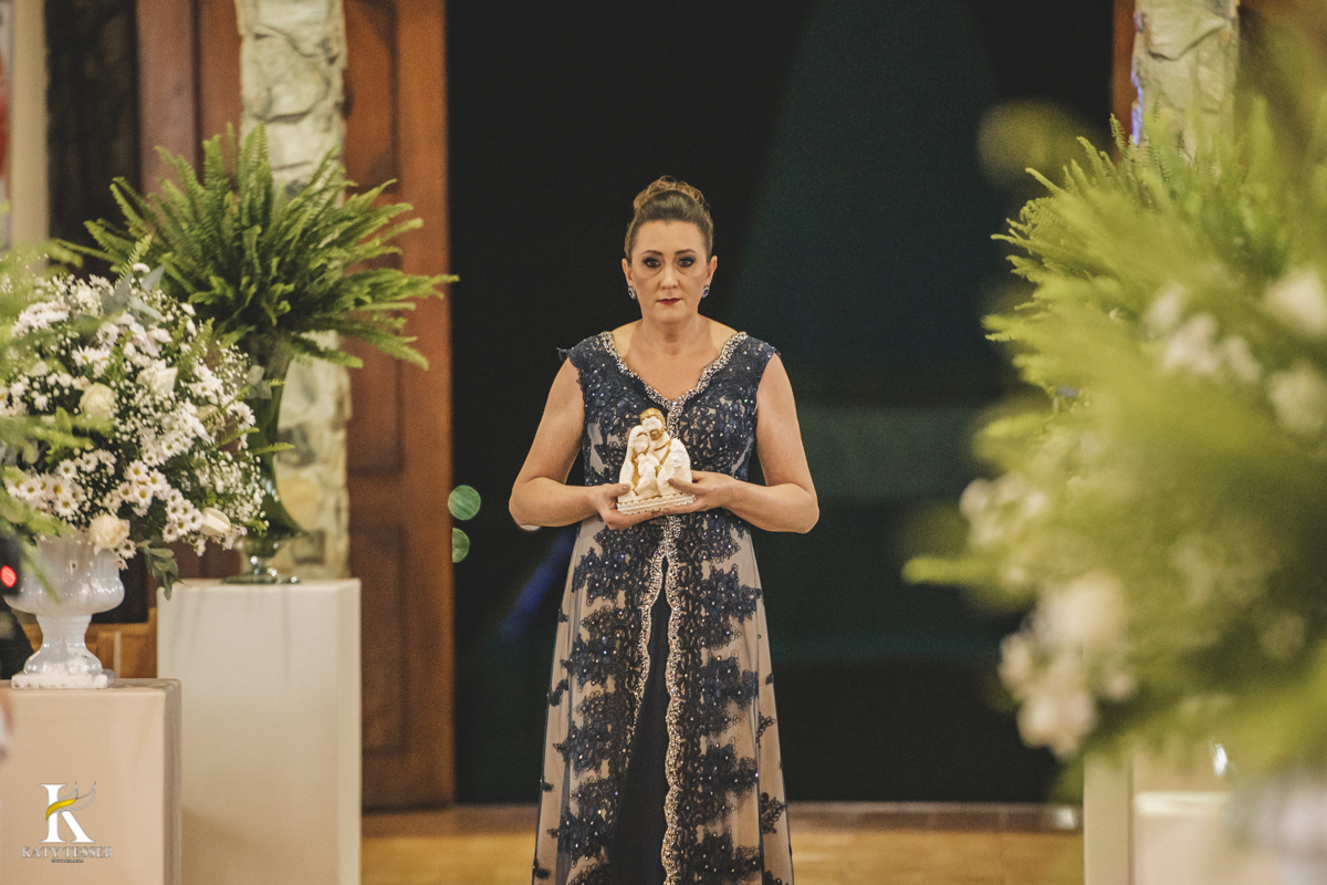 Casamento camila e Jacson laranjeiras do sul parana cerimonia tradicional Katy tesser melhor fotografo cerimonia religiosa entrada da mae da noiva com a sagrada familia