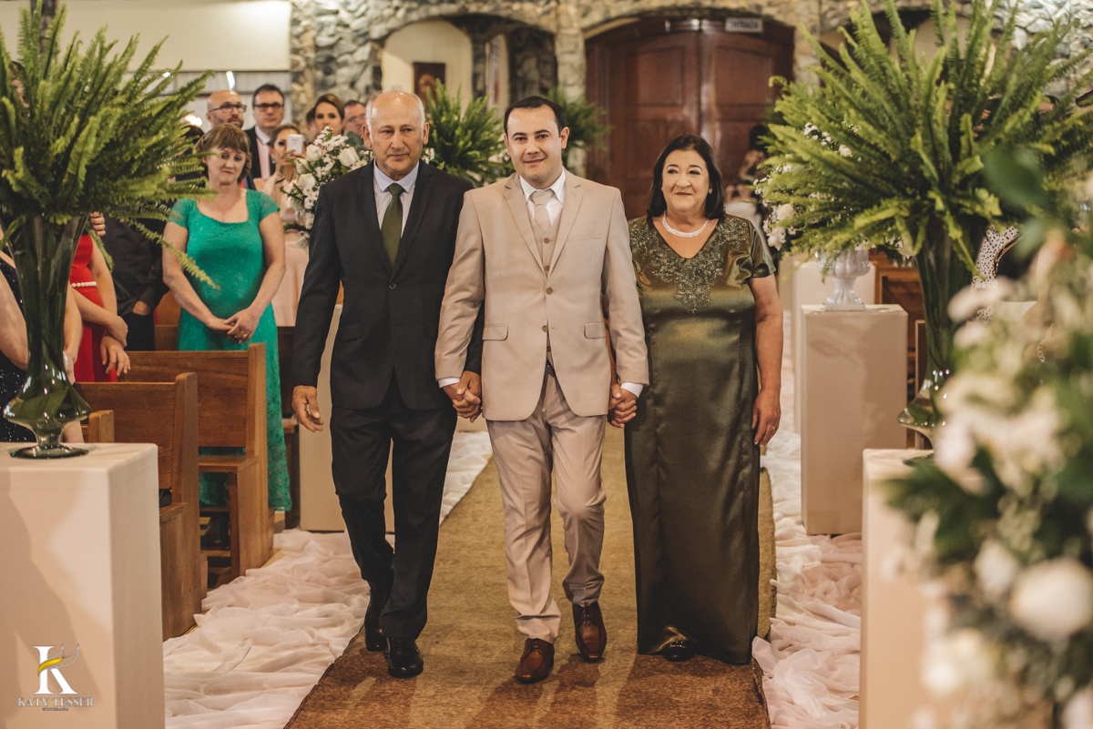 Casamento camila e Jacson laranjeiras do sul parana cerimonia tradicional Katy tesser melhor fotografo cerimonia religiosa entrada do noivo com os pais