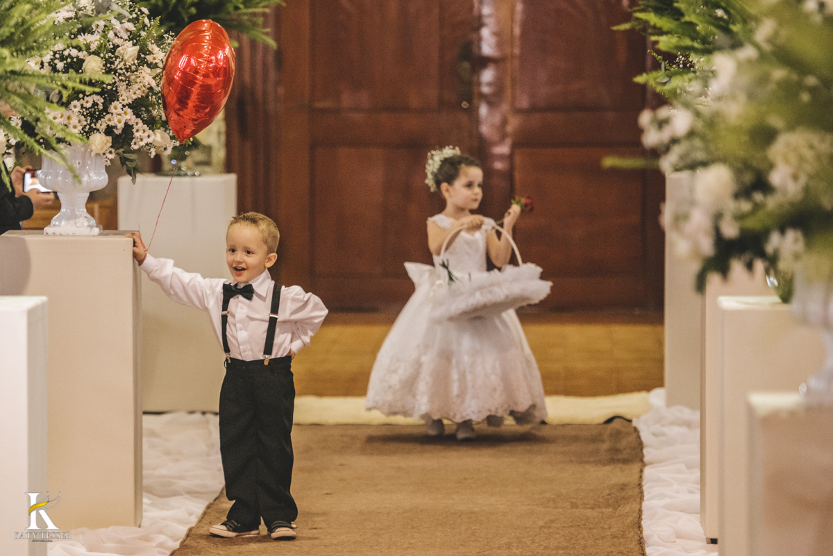 Casamento camila e Jacson laranjeiras do sul parana cerimonia tradicional Katy tesser melhor fotografo cerimonia religiosa entrada dos pagens aios jogando petalas