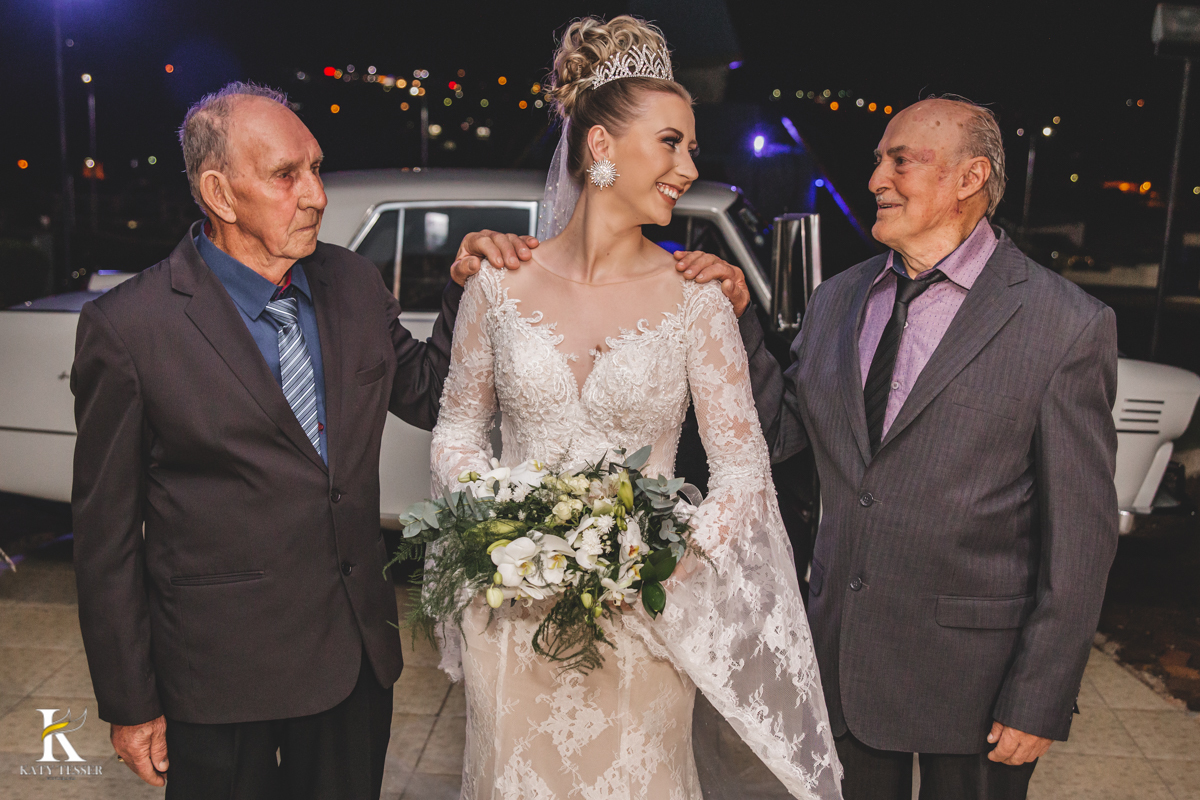 Casamento camila e Jacson laranjeiras do sul parana cerimonia tradicional Katy tesser melhor fotografo cerimonia religiosa entrada da noiva com os avos