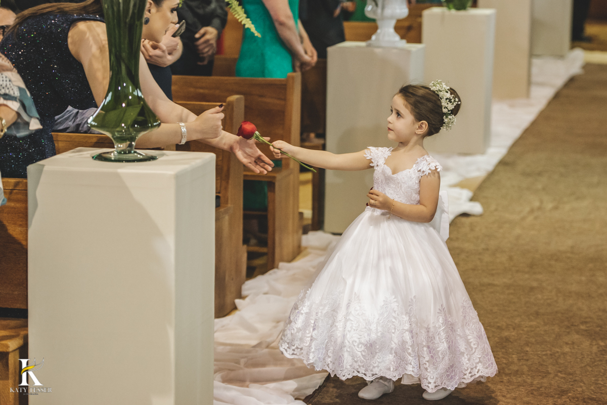 Casamento camila e Jacson laranjeiras do sul parana cerimonia tradicional Katy tesser melhor fotografo cerimonia religiosa entrada da daminha entregando rosas