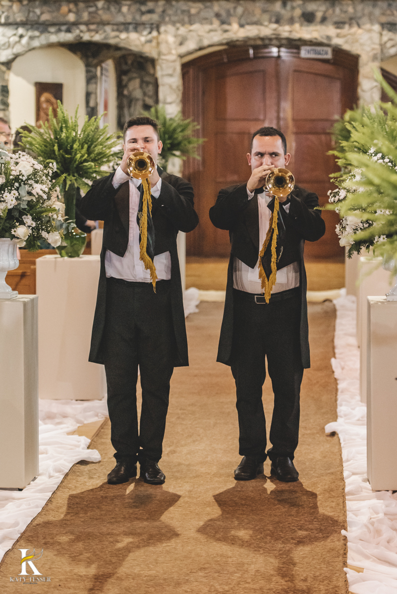 Casamento camila e Jacson laranjeiras do sul parana cerimonia tradicional Katy tesser melhor fotografo cerimonia religiosa entrada dos musicos tocando a marcha nupcial