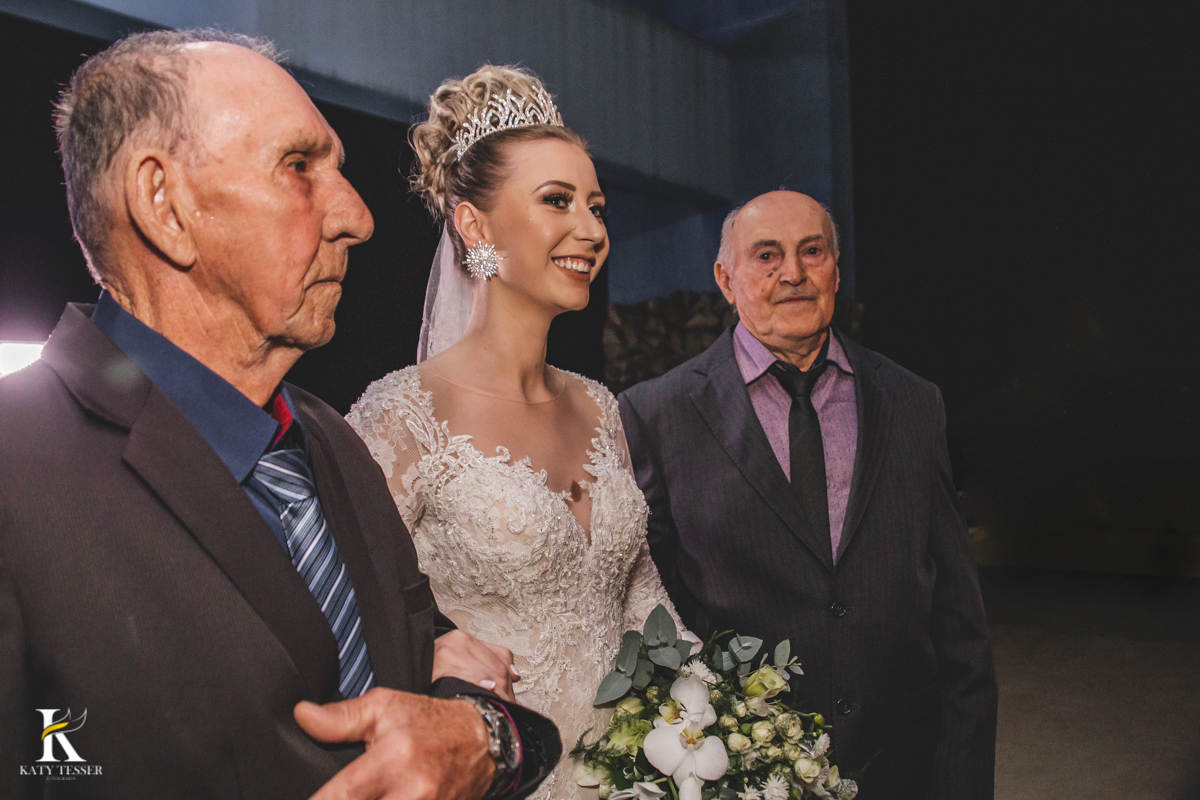 Casamento camila e Jacson laranjeiras do sul parana cerimonia tradicional Katy tesser melhor fotografo cerimonia religiosa entrada da noiva com os avos