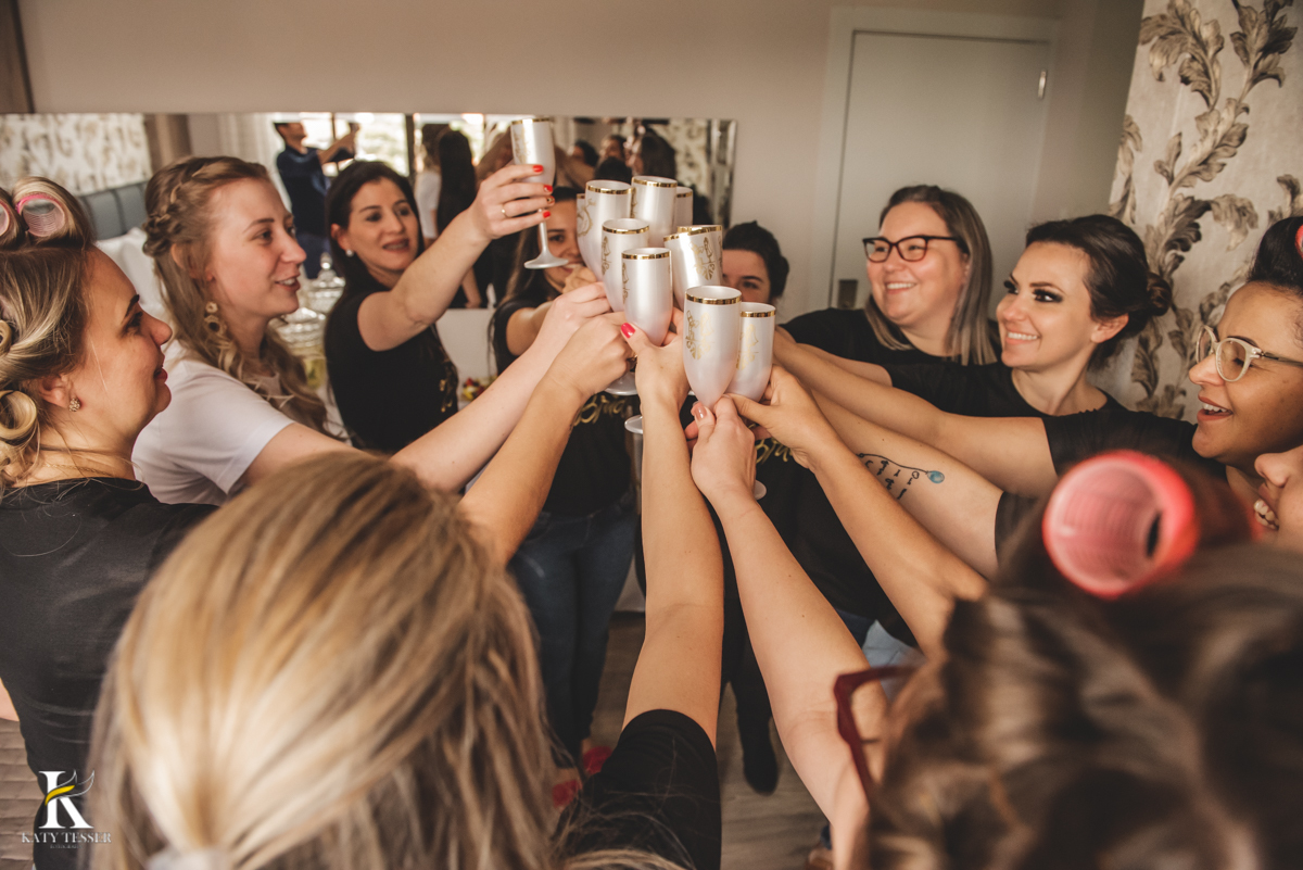 Casamento camila e Jacson laranjeiras do sul parana cerimonia tradicional Katy tesser melhor fotografo making of da noiva com as madrinhas brinde